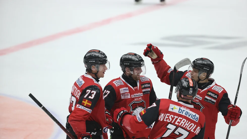 Lagkamraterna omringar Malmös Ponthus Westerholm efter hans kvitteringsmål till 3–3-mål mot Färjestad. Sedan avgjorde Malmö på straffar.