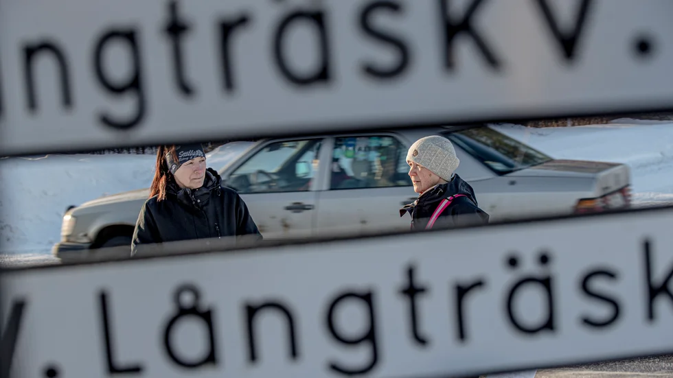 Tung trafik och höga hastigheter genom byn oroar de boende i Långträsk. Ewa Kronfeldt och Birgitta Öberg Lindberg är besvikna på att Trafikverket inte tar oron på allvar. "Vår säkerhet borde vara lika viktig som för dem som bor i stan", säger Ewa Kronfeldt.