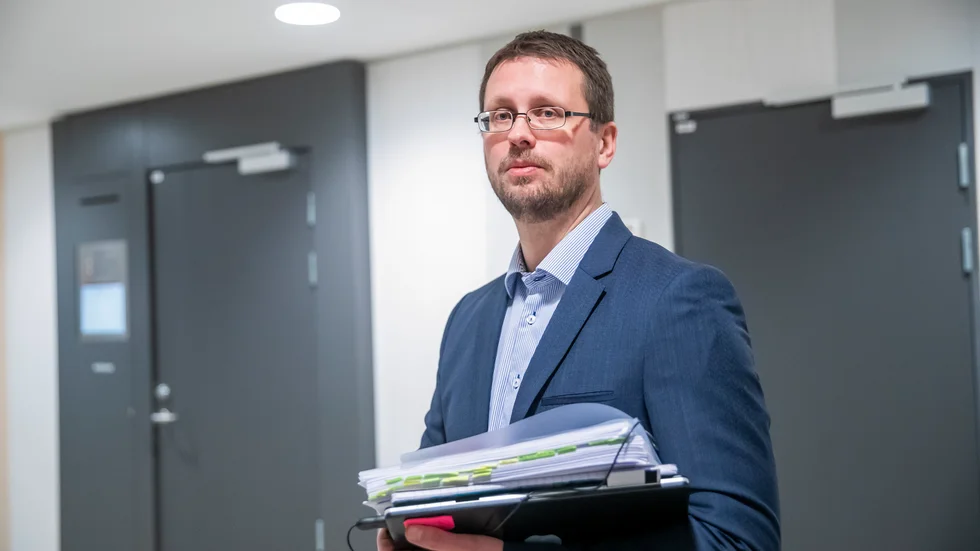 Åklagare Rickard Finnberg berättar att förutom den man i 55-årsåldern som häktades har två kvinnor varit frihetsberövade. Samtliga är släppta.