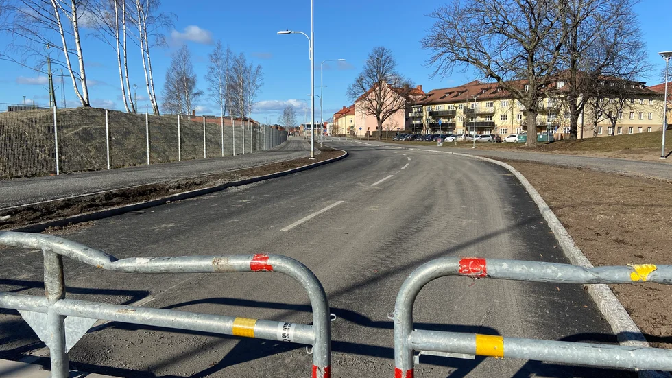 arför är inte rälsen vid Gredbyvägen borttagen? Där har man lagt på lite provisorisk asfalt i stället för att ta bort rälsen, skriver insändarskribenten. Bilden är tagen på annan del av Gredbyvägen.