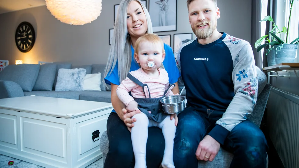 Emma och Sebastian Gröndal med dottern Julie bor i ett radhus på Sävastön. Deras gemensamma fritidsintresse är att driva företag ihop.