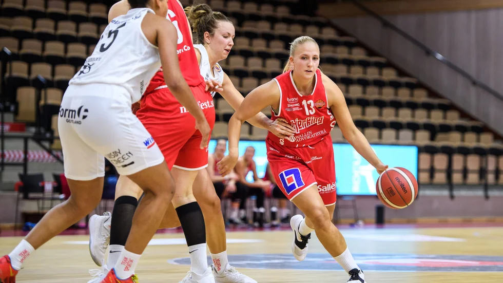 Lagkapten Ellinor Holmberg berättar att laget satsar på att ta sjundeplatsen.