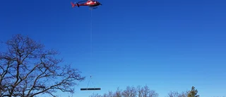 En helikopter kommer lastad – med ett utsiktstorn