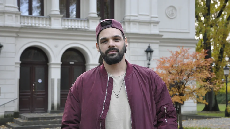 Den 13 november spelar Nyköpingsartisten Tony Ejremar på Nyköpings teater. 