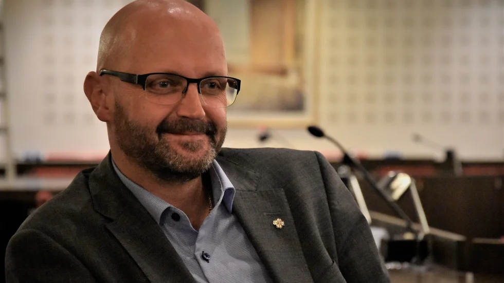 Sven Tornberg (C), kommunalråd i Haparanda, framhåller att upphävandet av besöksförbudet inte innebär att folk kan slappna av utan att de lokala allmänna råden fortfarande gäller.