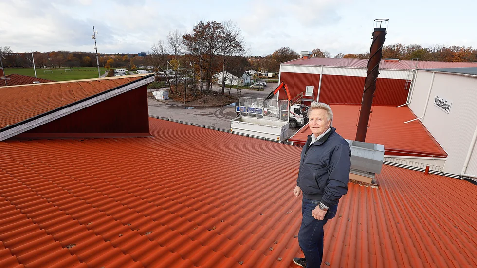 Göran Pettersson, VD för Vilsta Sporthotell, är inte främmande för att investera i solceller på sporthallens tak.