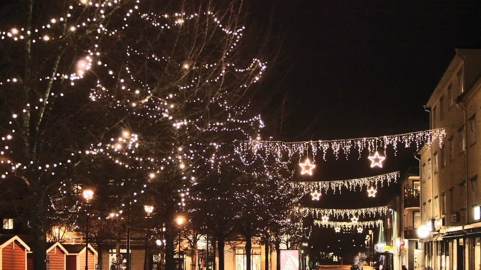 Vinterbelysningen kom till för att torget upplevdes som mörkt och otryggt, skriver Tomas Johansson.