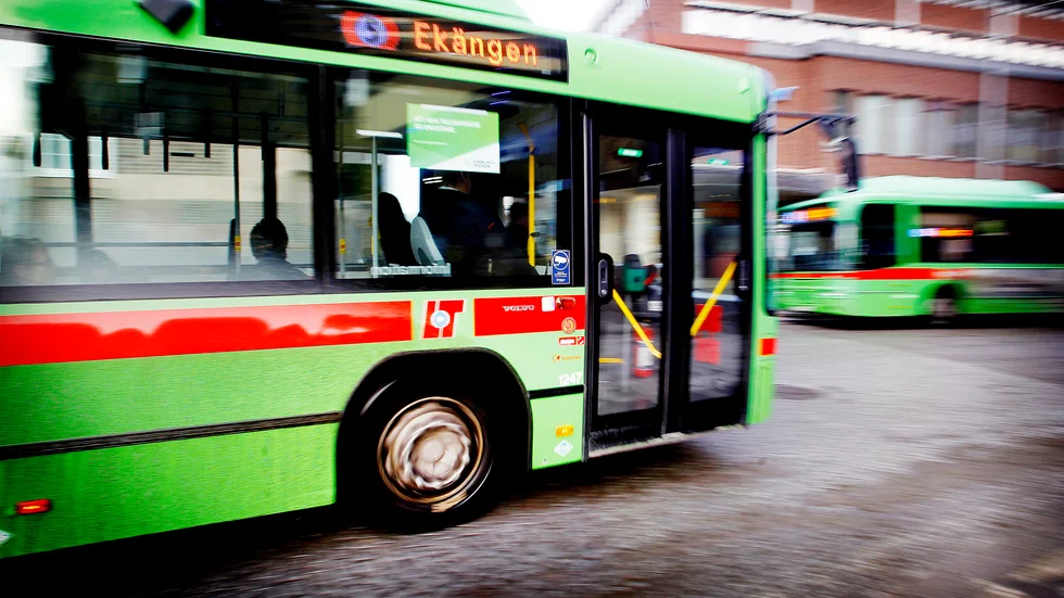 De fria bussresorna för skolbarn i Eskilstuna bör tas bort anser Moderaterna. Men Socialdemokraterna har en motsatt uppfattning.