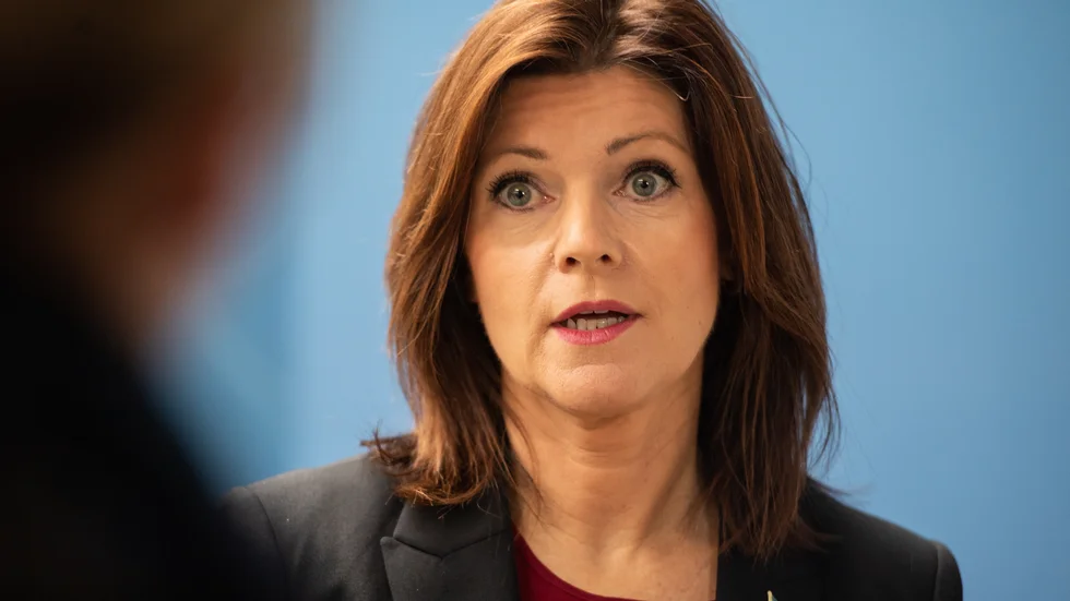 Arbetsmarknadsminister Eva Nordmark (S) skriver tillsammans med sörmländska riksdagsledamoten Caroline Helmersson Olsson (S). 