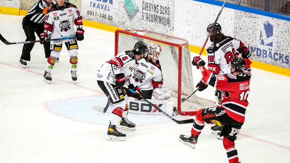 Ludvig Stenvall jublar efter ett av Piteå Hockeys tidiga mål i den tidiga seriefinalen mot Boden Hockey.