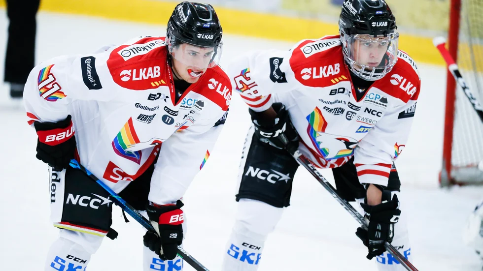 Hampus Hagström (till höger om Kalle Koivuniemi) stannar i Kiruna IF.