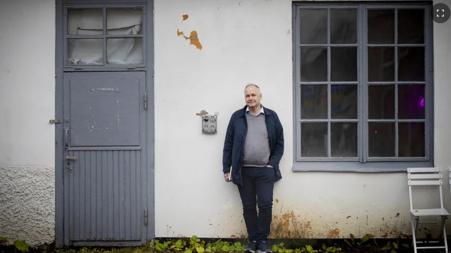 Jonas Sjöstedt lämnar i helgen sina politiska uppdrag i Vänsterpartiet. Redan på tisdag reser han till familjen i Vietnam. - Jag lämnar uppdragen, men det är klart att jag kommer att vara en aktiv vänsterpartist. Jag vill vara med i valrörelsen, jag kommer att delta i det politiska samtalet och föra fram våra politiska åsikter, kanske framförallt genom att skriva.