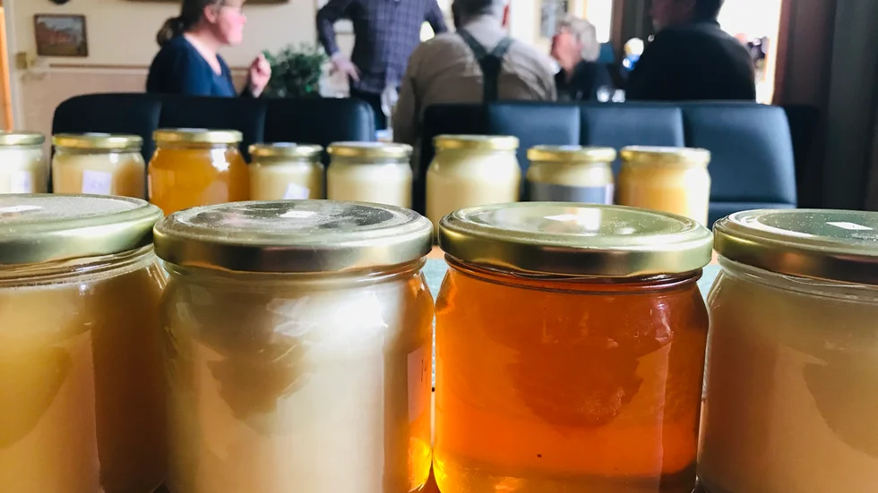 Tidig på säsongen eller sen? Raps eller kanske ljung? Juryn smakar sig igenom 32 Eskilstunaburkar för att hitta föreningens godaste honung. Så småningom skänks alla tävlingsburkar till Stadsmissionen.
