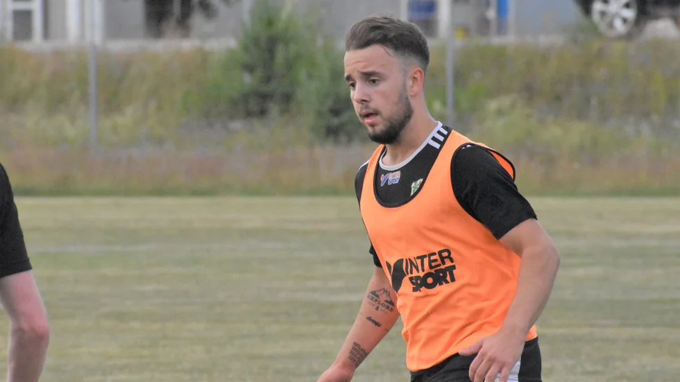 Ardijan Mahmutaj har tränat med division 3-laget Högsby.