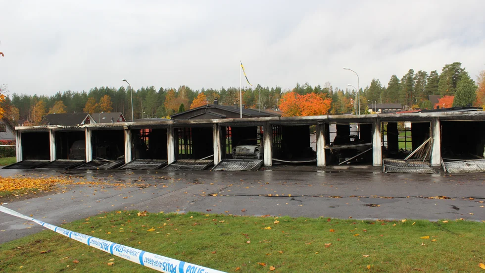 Tio garage och tre bilar förstördes i samband med branden i Överum den 27 oktober.