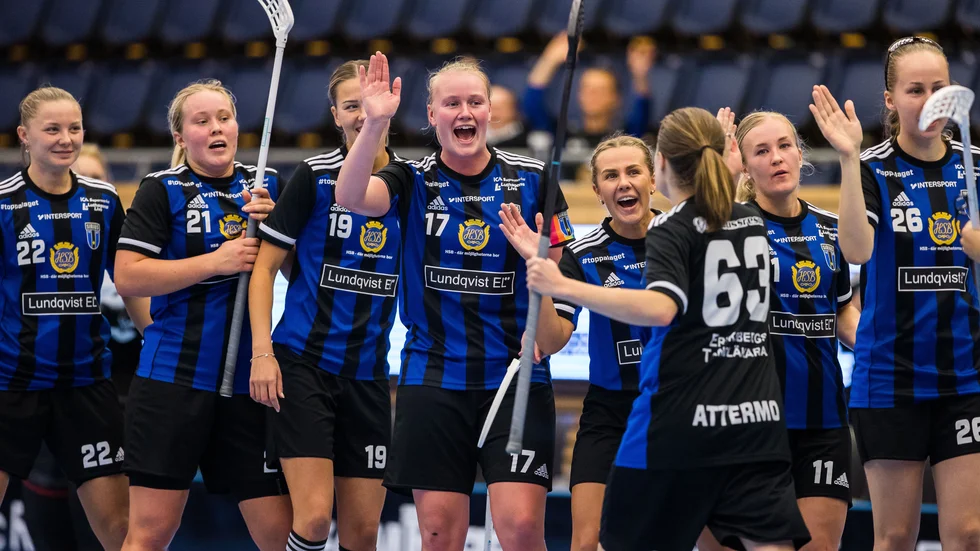 Klara Molin jublar med lagkamrater efter Sirius seger.