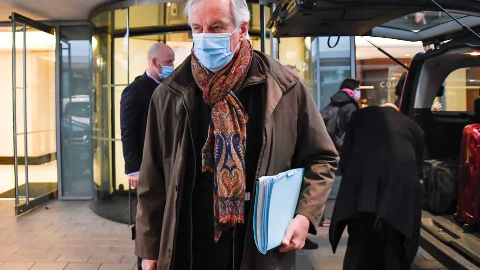 EU:s chefsförhandlare Michel Barnier lämnar hotellet i London på lördagen. På söndagen tar han emot sin brittiske kollega David Frost i Bryssel när samtalet återupptas.