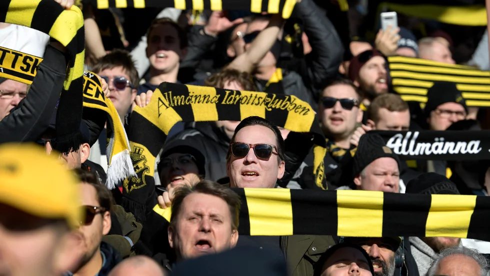Så här lär det knappast se ut på svenska fotbollsläktare i vår. Ändå hoppas klubbarna att supportrarna ska köpa årskort. Arkivbild.