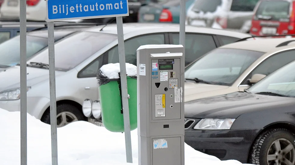Genom att ge parkeringsböter skrämmer kommunen bort kunderna från centrum.