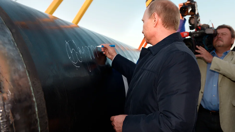Rysslands president Vladimir Putin signerar ett rör vid en tidigare etapp av jättebygget Sila Sibiri. Arkivbild.