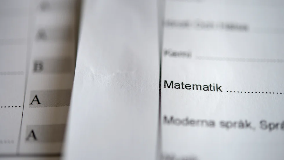 Ledarskribenten förespråkar ett system där elevenas prov rättas av externa bedömare, för att minska betygsvariationen mellan olika skolor.