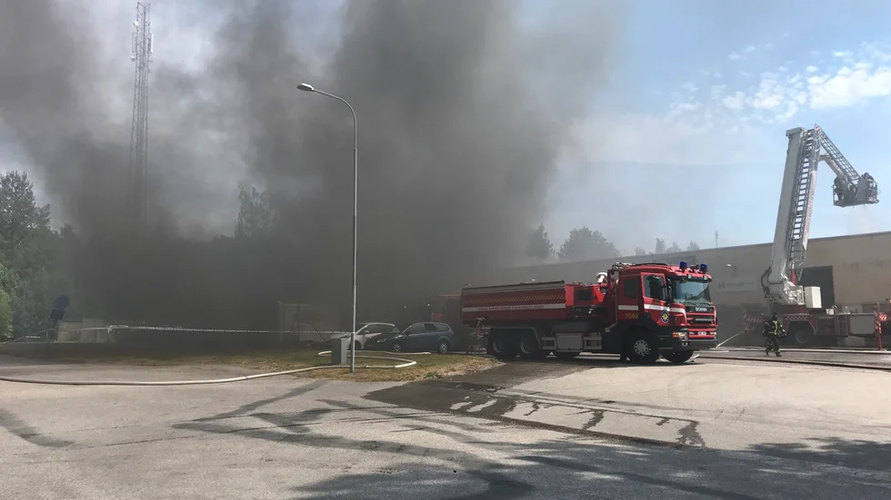 Lördag 27 juni. Klockan 12.11 gick larmet från Materialvägen på Arnö, industribyggnanden blev totalförstörd i det våldsamma förloppet.