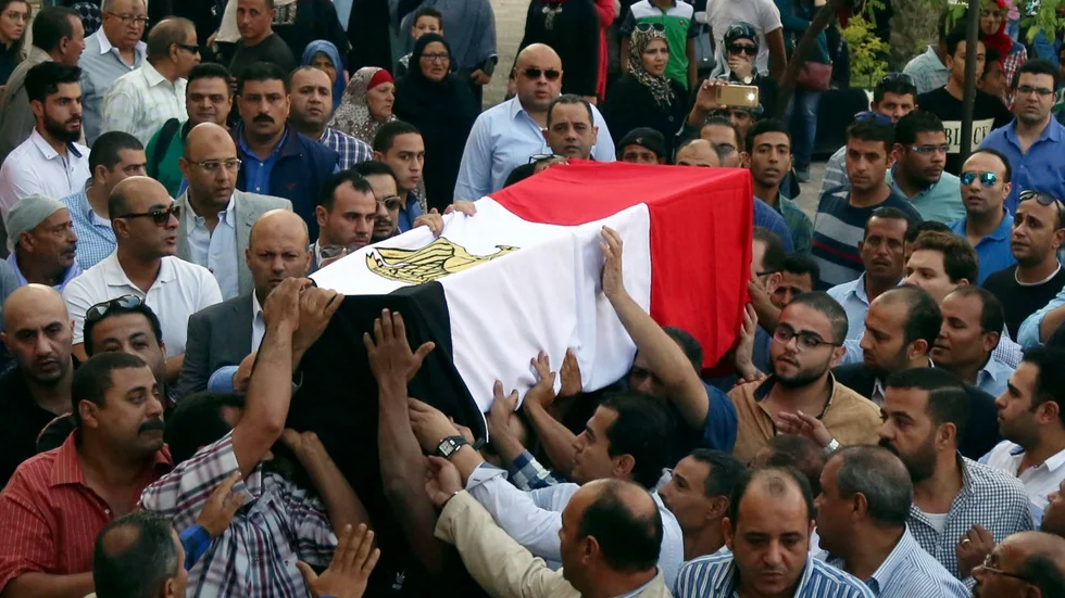 Vänner och anhöriga bär på en kista med en av de poliser som dödades i bakhållet i al-Wahat al-Bahriya i Egypten 2017. Arkivbild.