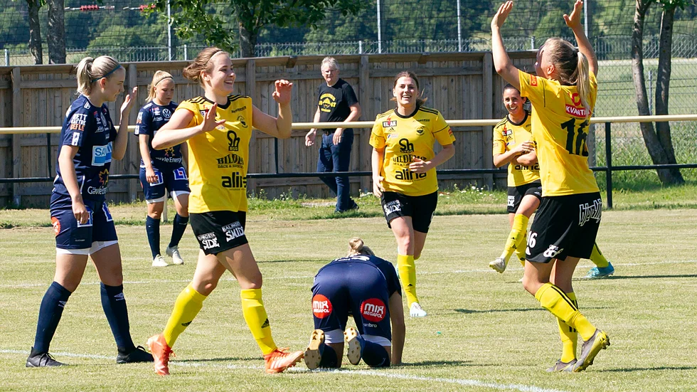 Celina Karlsson och Julia Wänglund jublar efter ett av Gusk:s fyra mål i premiären. 