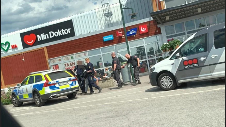 Tumult uppstod när väktare ingrep mot en misstänkt snattare på Ica Maxi i Linköping.