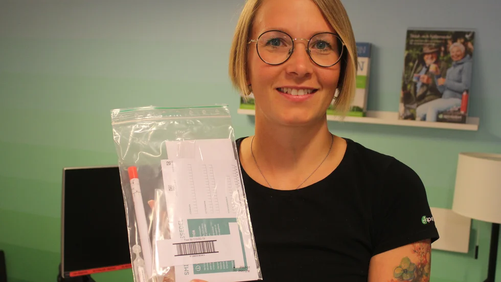 Sedan i måndags erbjuds gratis provtagning, för att fastställa om man har en pågående coronainfektion. På Apoteket i Hultsfred, där Angelica Råsbacken är chef, har 30 testkit lämnats ut. 