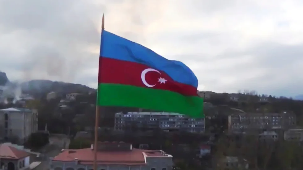 Orten Sjusja, som också kallas Sjusji och har några tusen invånare, står under Azerbajdzjans kontroll. Bilden där en azerisk flagga hissats i staden har distribuerats av Azerbajdzjan.