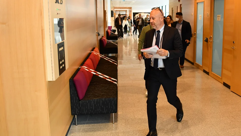 Kammaråklagare Henrik Stiernblad på väg in i rättssalen när rättegången om rånet mot en penningkurir på Arlanda startade i Attunda tingsrätt. Rånet ägde rum i början av december 2019.