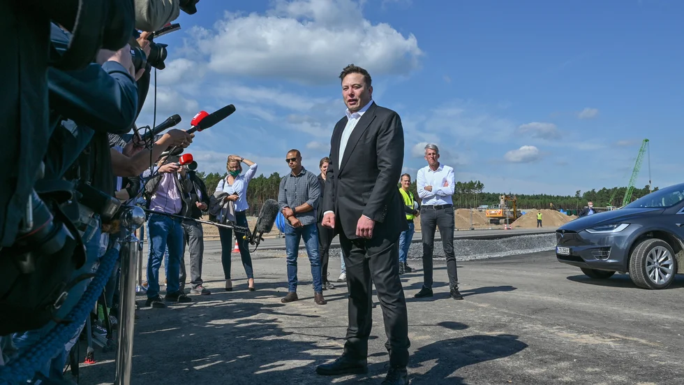 Elon Musk vid Teslas fabriksbygge utanför Berlin. Bilden är från i september.