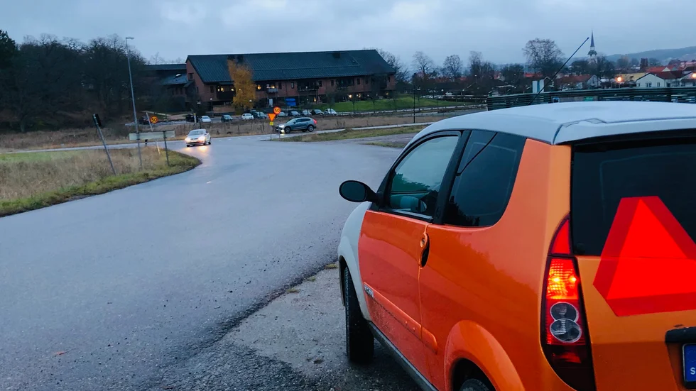 Mimmi Danell 17 år, som kör mopedbil i Mariefred har ilsknat till på andra trafikanter som gör livsfarliga omkörningar för att komma förbi, trots att personerna i mopedbilen utsätts för livsfara.