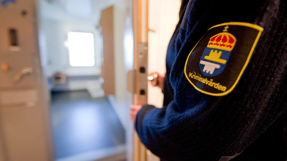 Skadestånd som delas ut till personer som suttit oskyldigt frihetsberövade får ej mätas ut av Kronofogden, enligt gammal lagstiftning.