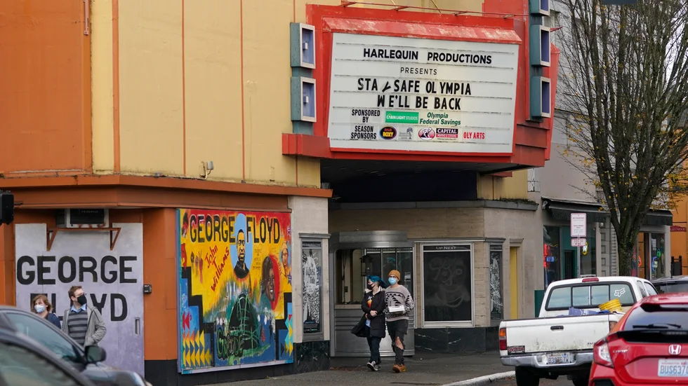 "Var försiktiga" lyder uppmaningen utanför en biograf i Olympia i delstaten Washington.