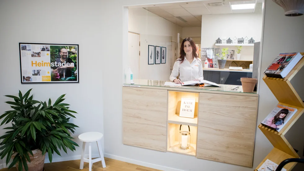 Receptionen har utrustats med plexiglas, där endast en smal springa nedtill är öppen. Melinda Karic är fastighetsförvaltare på Heimstaden i Katrineholm.