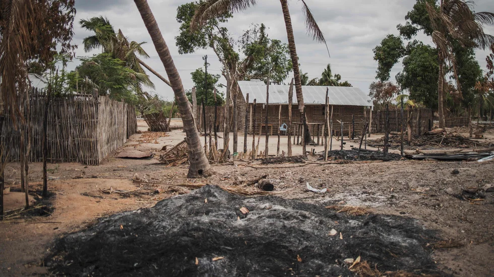 En kolhög efter en attack mot byn Aldeia da Paz utanför Macomia i Kap Delgado, Moçambique.
