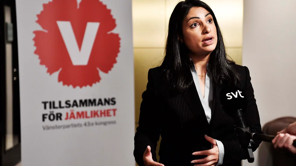 Vänsterpartiets partiledare vill avveckla minkfarmarna i Sverige på grund av coronavirusrisk och pekar på utvecklingen i Danmark.