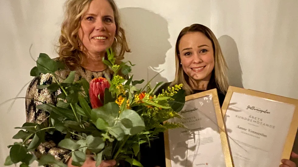 Butiksmedarbetare Lena Johansson tillsammans med Sanne Vennström, vinnare av priserna.