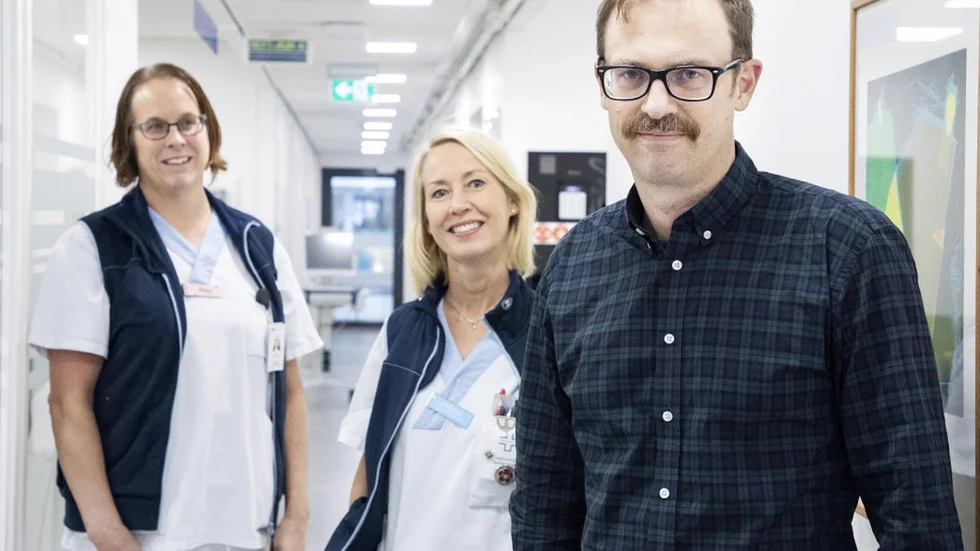 På kliniskt forskningscentrum görs uppföljningar på hur covid-19 har påverkat de som insjuknat. På bilden, Anneli Gustavsson, forskningsundersköterska, Katarina Iselid, forskningssjuksköterska och Johan Normark, lektor och docent vid Umeå universitet, som arbetar med den kliniska studien.