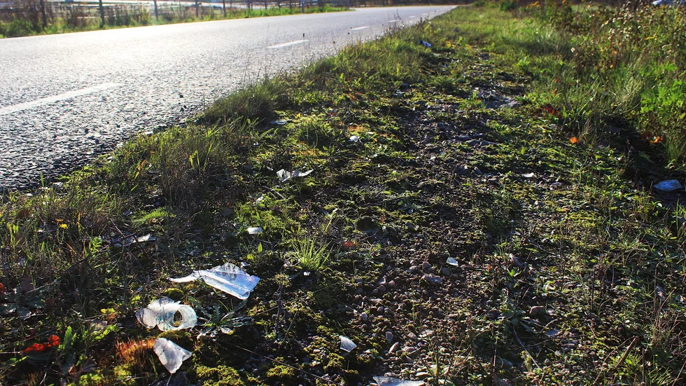 Glaskross har hamnat längs vägen vid Målserum.