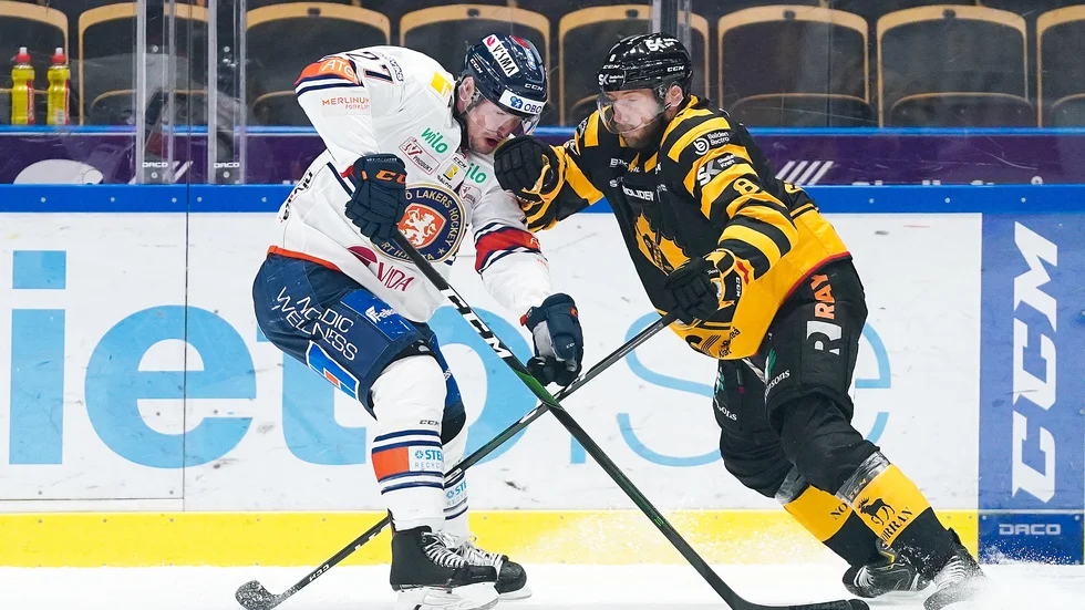Martin Lundberg och Petter Granberg hade flera tuffa duster i torsdagens match. 