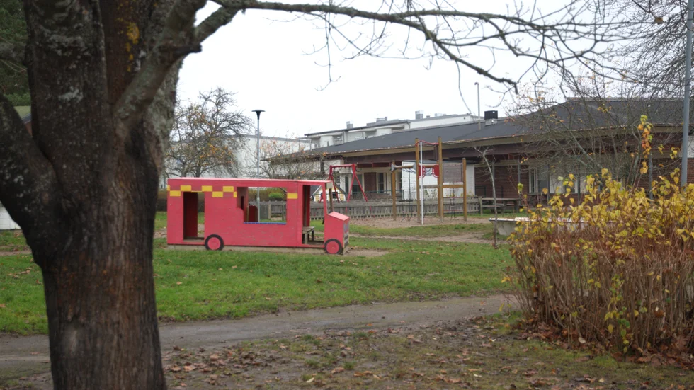 Tre av fyra avdelningar på Tomtaklints förskola är stängda på grund av konstaterad covid-19 bland personalen.
