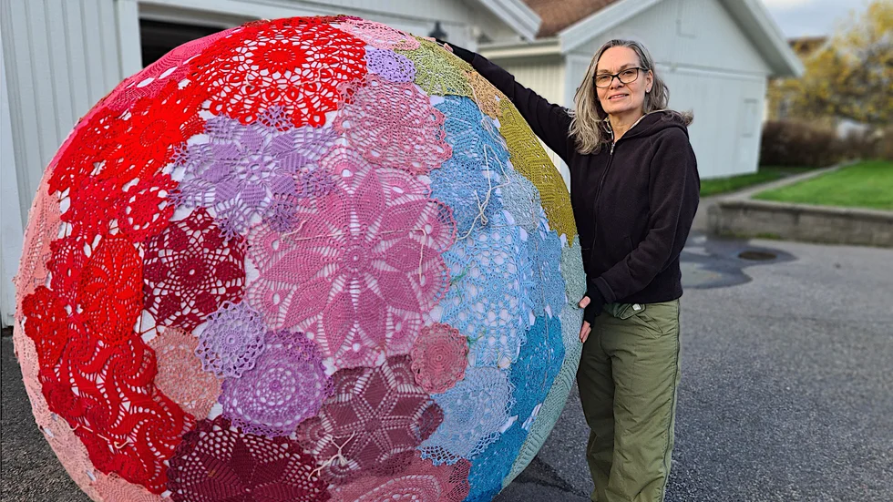 Konstnären Anneli Lindberg med konstinstallationen "Hemma" till ljusfestivalen. Globen har vuxit fram i garage i Ljunga.