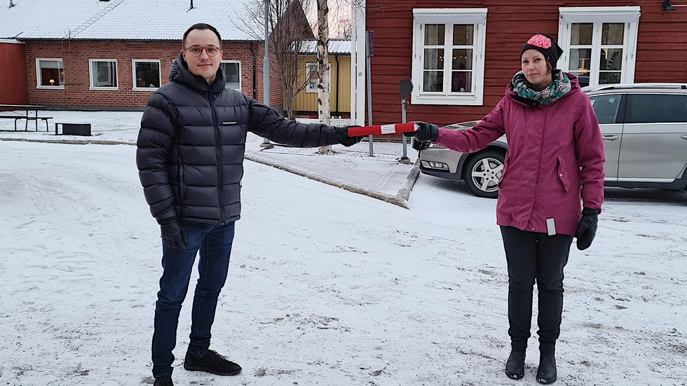 Isak Utsi (S), Arjeplogs kommunalråd, tog på tisdagen emot 475 underskrifter av Maria Mattsson, en av initiativtagarna till namninsamlingen.