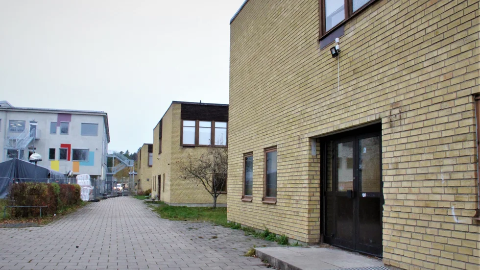 Snart rivs den gamla skolan och ersätts med skolgård i olika zoner för olika aktiviteter. 