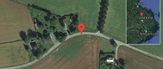 En personbil i olycka på väg 712