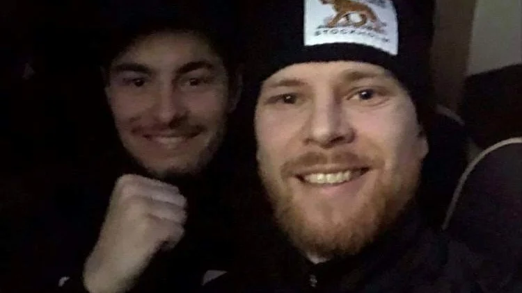 David Brodén, här i jubel i bussen ihop med Albin Bjerkegren i Sandvikens AIK förra säsongen, kommer på torsdagen återigen hem till Motala. I Hammarbys dress, i en lite mer offensiv roll, ställs Brodén mot IFK Motala på torsdagen.