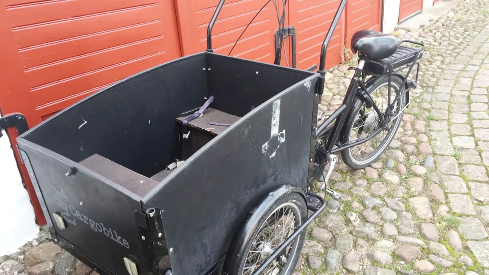 På Gotland är den vanligaste varianten av lastcykel den som har ett flak med höga kanter fram, där barnen kan sitta.